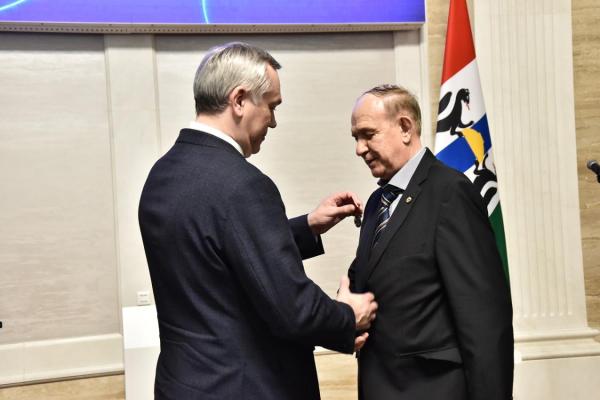 Накануне 1 мая губернатор НСО вручил награды ряду ученых