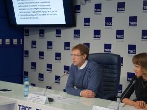По мнению Константина Даниленко, из всех возможных вариантов временного режима на территории области выбрали самый неудобный для людей
