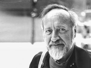 Билл Моллисон, видный авторитет в области органического земледелия и создатель пермакультурного дизайна, считает, что политика гигантов агробизнеса ведет к сокращению биоразнообразия