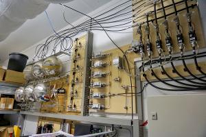 Здесь собирается вся информация с датчиков, и центральный компьютер, как мозг, переводит «мысли в слова»