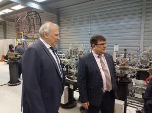 Директор Института катализа СО РАН Валерий Бухтияров вместе с и. о. директора КТИ НП СО РАН Станиславом Шакировым осматривают готовое оборудование