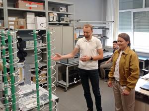 Визит Кикиной начался с посещения лабораторий Отдела аэрокосмических исследований (ОАИ) Новосибирского государственного унверситета