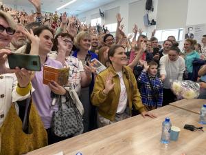 Большая часть встречи прошла в формате ответов на вопросы, а основу аудитории составили школьники и студенты