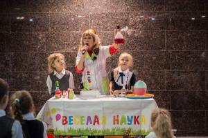 19 сентября, посетителей EUREKA!FEST звала Территория открытий - площадка занимательных опытов, забавных инженерных задач