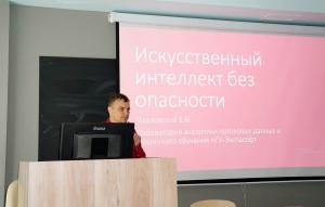Эстафету у Дмитрия на треке «Умные технологии» принял директор-организатор лаборатории аналитики потоковых данных и машинного обучения ММФ НГУ,  к. ф.-м. н. Евгений Павловский