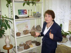 На этом скромном стенде представлены полезные ископаемые Новосибирской области. Здесь не только торф, гранит  и мрамор. Есть даже… нефть.