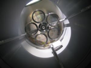 Синхротронное излучение обладает достаточным количеством преимуществ по сравнению с обычными рентгеновскими аппаратами. Однако оно дорогостоящее, и его можно получить только на циклических электронных ускорителях