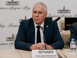 Латышев на церемонии объявления премии_фото пресс-служба РАН Латышев на церемонии объявления премии_фото пресс-служба РАН