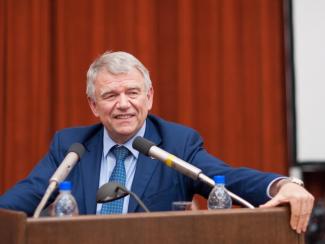 С отчетом в Москве выступил председатель СО РАН академик Валентин Пармон