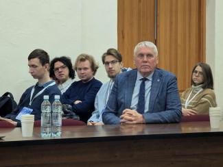 В Институте физики полупроводников прошла, пожалуй, самая зимняя, самая новогодняя конференция В Институте физики полупроводников прошла, пожалуй, самая зимняя, самая новогодняя конференция