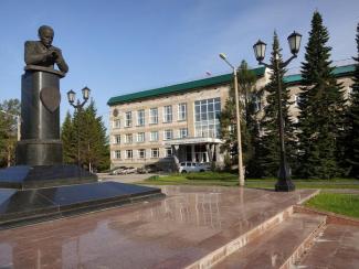 Экзотические деревья на территории Академгородка